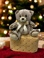 Plüschbär sitzend mit 
Geschenkband H:20cm 
Farbe: Braun