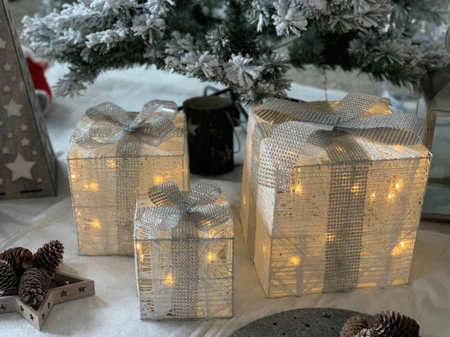 LED Geschenkboxen 3er Set 
mit Cotton - silber Masche 
mit total 72 LED