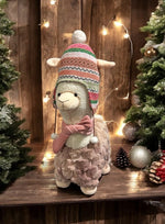 Deko Alpaca stehend in Weiss mit Mütze rosa