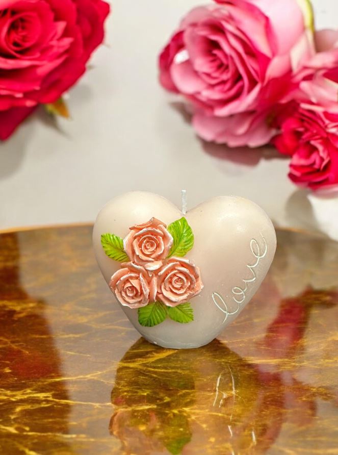 Kerze in Herzform mit kleinen Rosen verziert in Geschenksverpackung