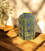 Laterne aus Metall Antik 
mit Glaseinsatz 
Farbe: antik Grau/Gold 
D:30cm H:55.5cm