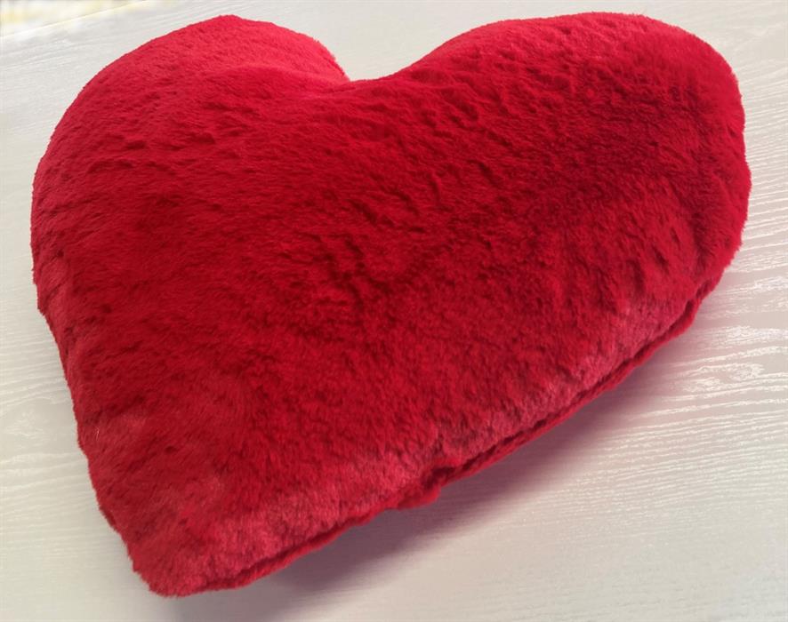 Coussin en forme de coeur rouge en peluche