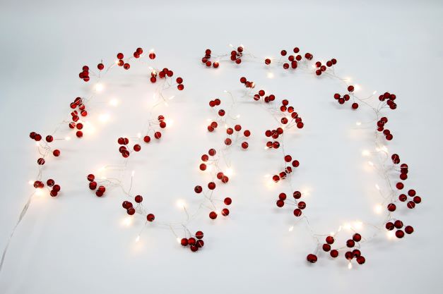 LED Lichterkette Cluster 
mit roten Kügelchen 
72 warm weisse LED 
Länge 180cm