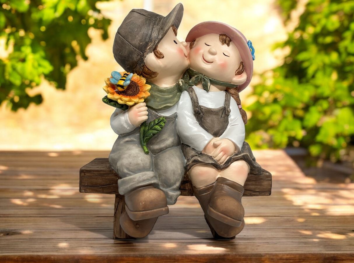 Figuren Kinder sitzend auf Bank 
Junge und Mädchen 
aus Polyresin