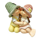 Figuren Kinder sitzend Junge und Mädchen H15.3cm