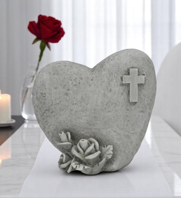 Trauerherz mit Blumen und Kreuz