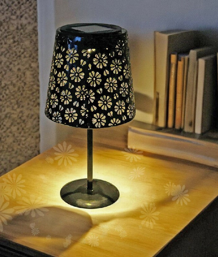 LED Solar Tischleuchte aus Metall in Schwarz D13cm x H25cm