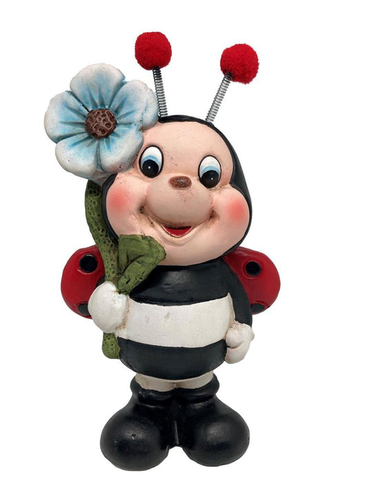 Deko Marienkäfer 
mit Blume im Arm
