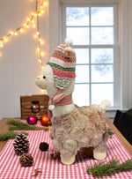 Deko Alpaca stehend in Weiss mit Mütze rosa