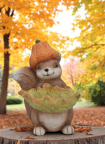 Deko Eichhörnchen sitzend mit Blatt in den Armen aus Polyresin