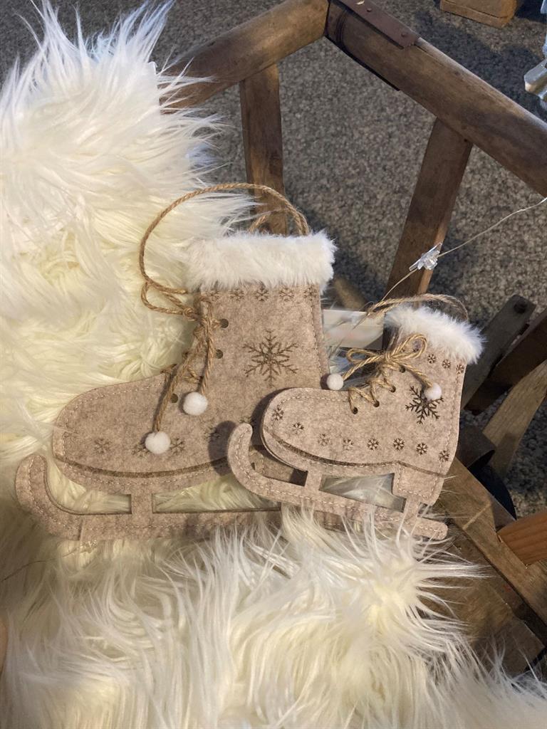 Hänger Deko Schlittschuh  
Filz mit Schneeflocken
verziert, weissem Saum
Schnürsenkel
