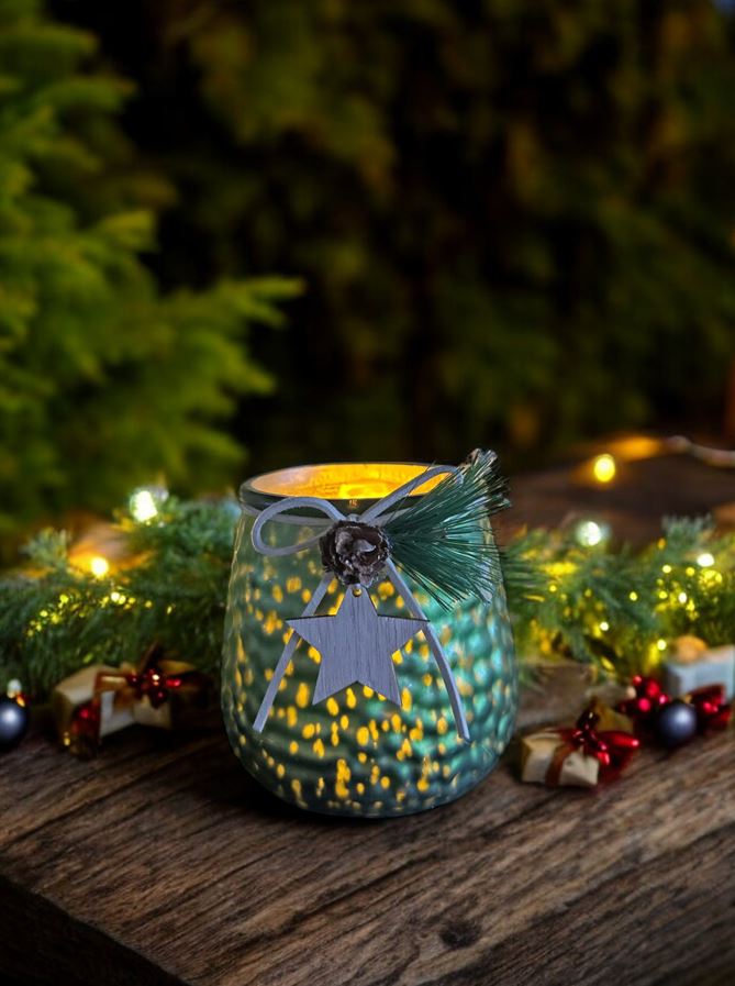 Windlicht Glas grün dekoriert mit Herz Anhänger und Tannzapfen