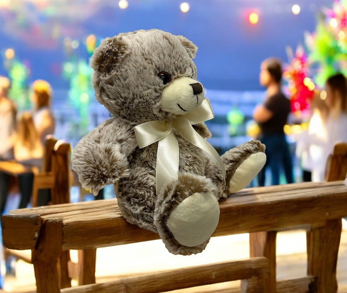 Plüschbär sitzend mit 
Geschenkband H:20cm 
Farbe: Braun