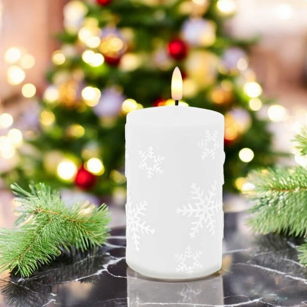 LED Echtwachskerze mit Schneeflocken Motiven D7.5cm x H12.5cm
