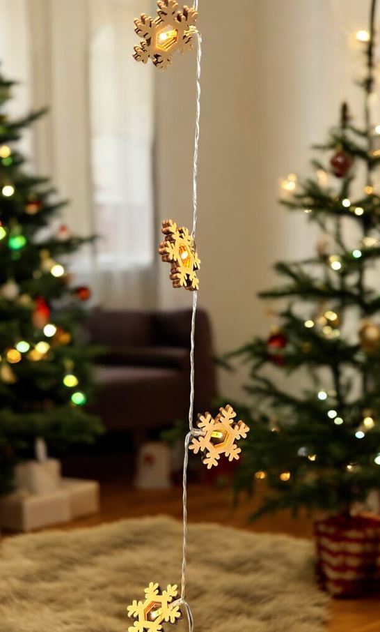 LED Lichterkette mit 10 LED Holz Schneeflocken L:135cm
warm weisses Licht