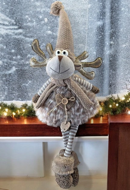 Deko Elch Kantenhocker braun weiss mit Schal und Mütze