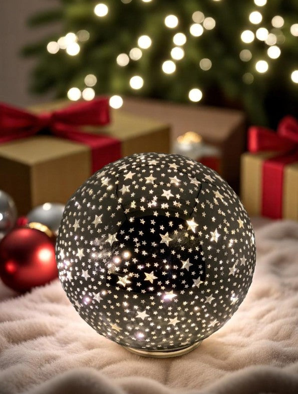 LED Glas Kugel mit 15 LED
Motive: Sterne
Farbe: Silber
D:15cm H:15cm
