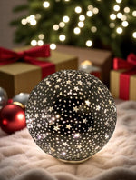 LED Glas Kugel mit 15 LED
Motive: Sterne
Farbe: Silber
D:15cm H:15cm