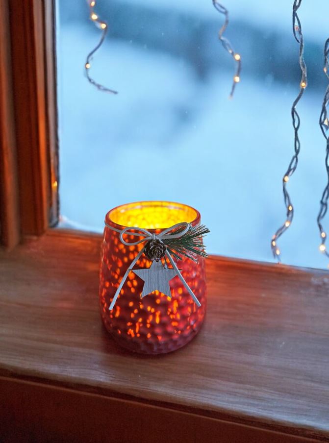 Windlicht Glas rot dekoriert mit Herz Anhänger und Tannzapfen