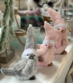 Deko Vogel aus Magnesia 
Schal und Weihnachtsmütze 
Farbe: Pink 
L: 15.5cm B:9cm H:13cm