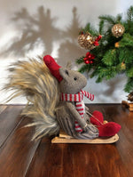 Deko Eichhörnchen auf Schlitten braun weiss mit roter Mütze
