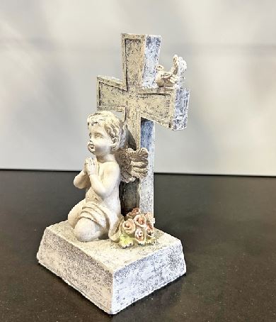 Engelfigur sitzend an Kreuz angelehnt H18.5cm
