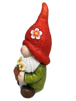Gartenwichtel stehend 
mit Blumentopf 
und rotem Hut 
H28cm