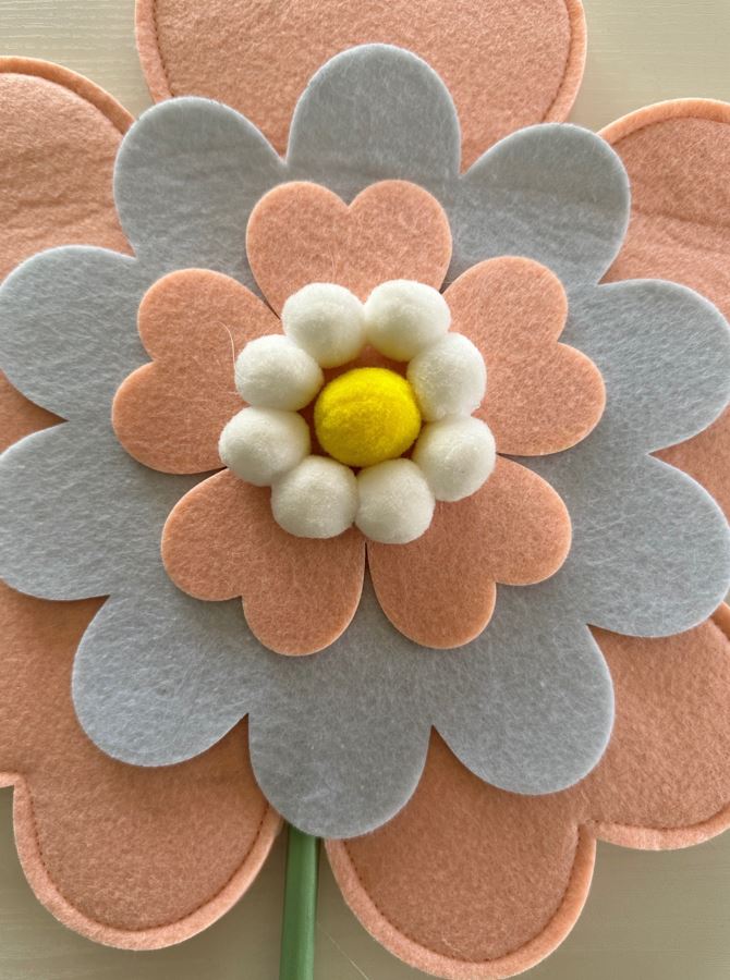 Dekoblume Filz orange Blüte auf Holzsockel