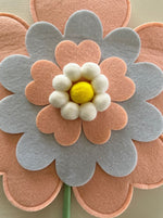 Dekoblume Filz orange Blüte auf Holzsockel