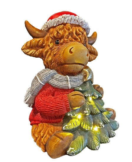 LED Deko Hochlandrind mit 4 LED sitzend mit Tannenbaum in der Hand