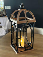 Laterne aus Metall und Holz 
Dunkelbraun Holz 
Schwarz Metall 
mit Hängevorrichtung