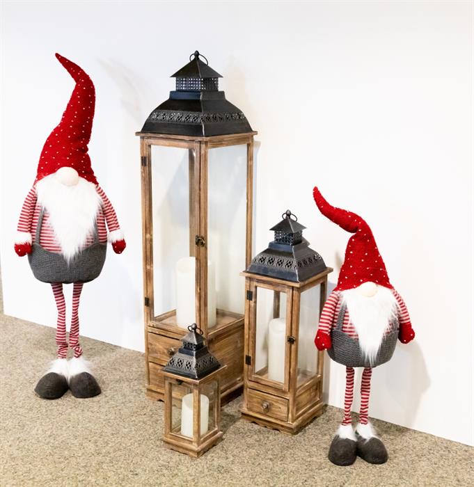 Deko Wichtel Santa stehend 
Farbe: Rot / Weiss 
B:40cm T:23cm H:142cm