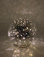 LED Glas Kugel mit 15 LED
Motive: Sterne
Farbe: Silber
D:15cm H:15cm