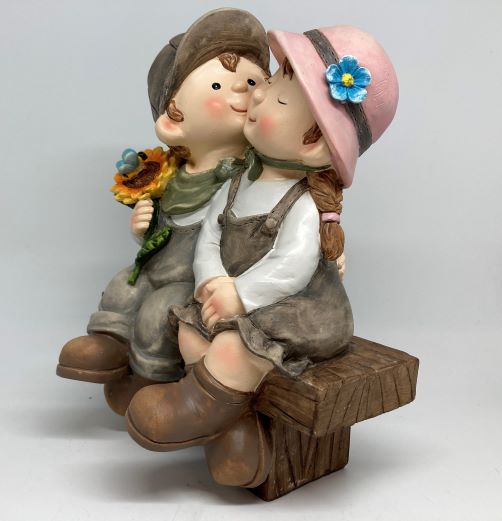 Figuren Kinder sitzend auf Bank 
Junge und Mädchen 
aus Polyresin