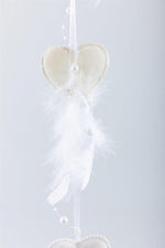 Girlande mit Federn L:115cm 
6 Herzen und Perlenkette
Farbe: Weiss