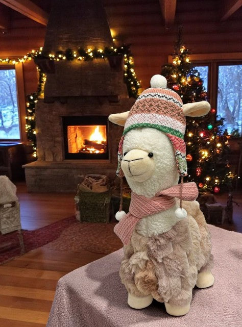 Deko Alpaca stehend in Weiss mit Mütze rosa