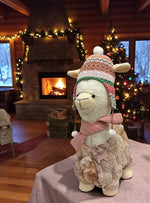 Deko Alpaca stehend in Weiss mit Mütze rosa