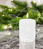 LED Echtwachskerze mit Schneeflocken Motiven D7.5cm x H10cm