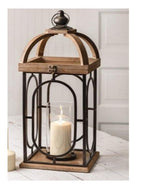 Laterne aus Metall und Holz 
Dunkelbraun Holz 
Schwarz Metall 
mit Hängevorrichtung