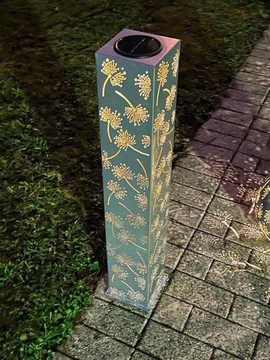 LED Solar Lichtsäule Metall 
Farbe: Silber Gold 
15x15x78.5cm