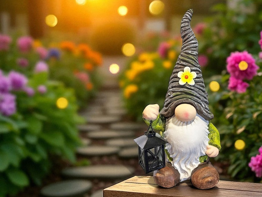 Gartenwichtel stehend mit Laterne Grösse: 17 x21 x46cm