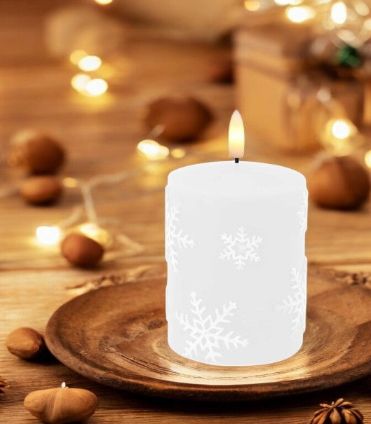 LED Echtwachskerze mit Schneeflocken Motiven D7.5cm x H10cm