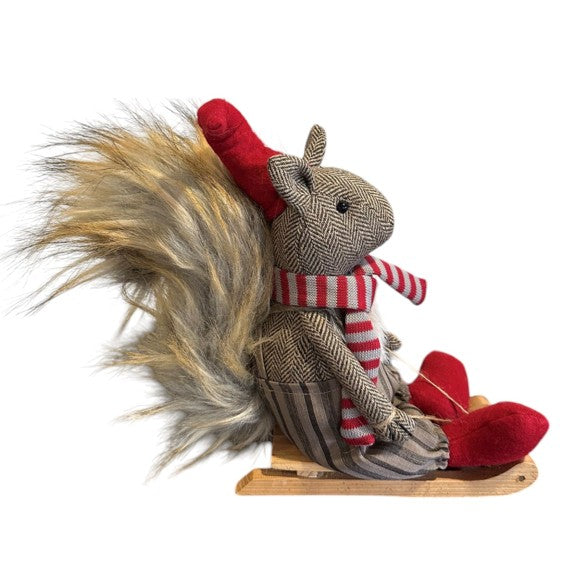 Deko Eichhörnchen auf Schlitten braun weiss mit roter Mütze