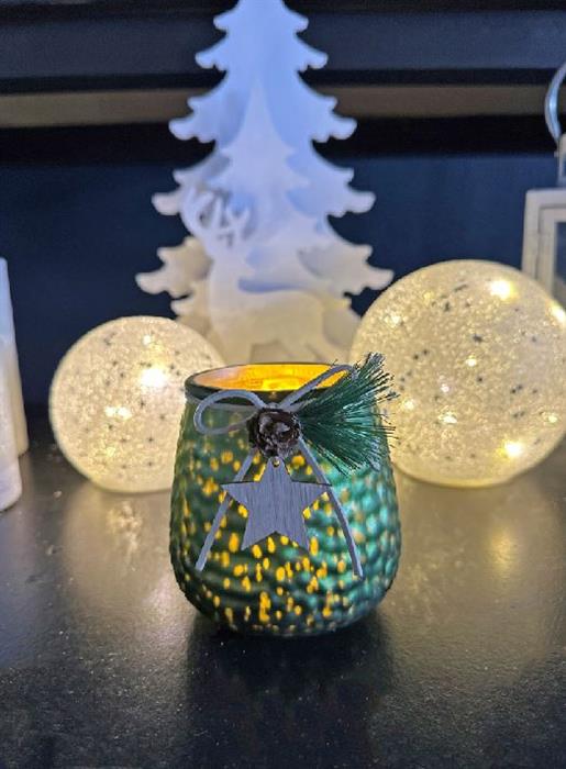 Windlicht Glas grün dekoriert mit Herz Anhänger und Tannzapfen