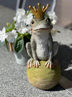 Froschkönig auf Kugel 
aus Polyresin 
L:15cm B:15cm H:36cm