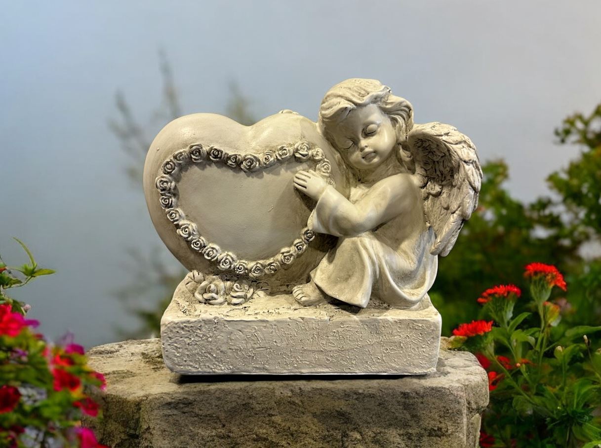 Engelfigur sitzend auf Stein mit Herz H16.5cm