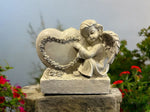 Engelfigur sitzend auf Stein mit Herz H16.5cm