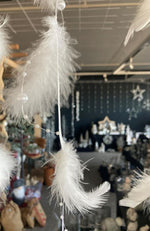 Girlande mit 12 Federn und 
Perlenkette Länge 125cm
Farbe: weiss