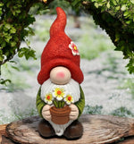 Gartenwichtel stehend 
mit Blumentopf 
und rotem Hut 
H28cm