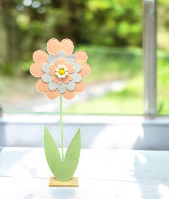 Dekoblume Filz orange Blüte auf Holzsockel